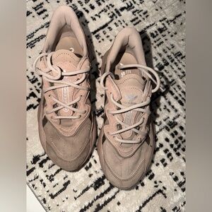 Adidas Ozweego low-top sneakers chalky brown